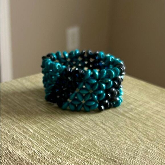 NWOT … Black & Teal Stretchy Wooden Bracelet - Picture 1 of 3